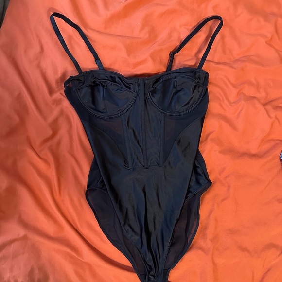 Simons Satin and mesh bodysuit - Picture 3 of 4